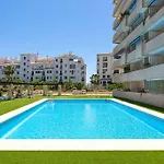 - Marina Banus, Puerto Banus, 2br Modern, Parking & Pool דירה *