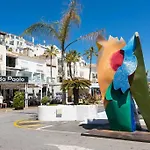 - Marina Banus, Puerto Banus, 2br Modern, Parking & Pool דירה *