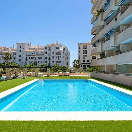 - Marina Banus, Puerto Banus, 2br Modern, Parking & Pool Lejlighed *