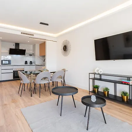 - Marina Banus, Puerto Banus, 2br Modern, Parking & Pool דירה *