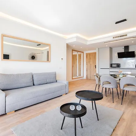 - Marina Banus, Puerto Banus, 2br Modern, Parking & Pool * מארבלה